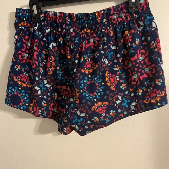 Colorful Patterned Women's Shorts length 11in and 27 inch waist - Picture 3 of 3